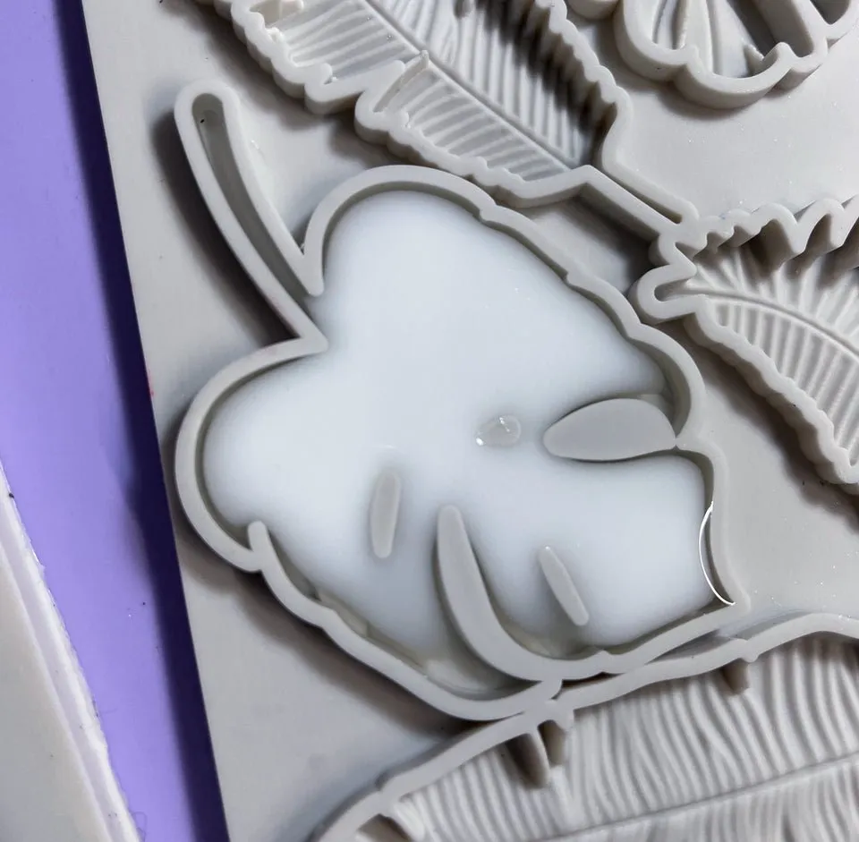 Alumilite White Amazing Casting Resin Kit - Perfect for Intricate Details, 16oz